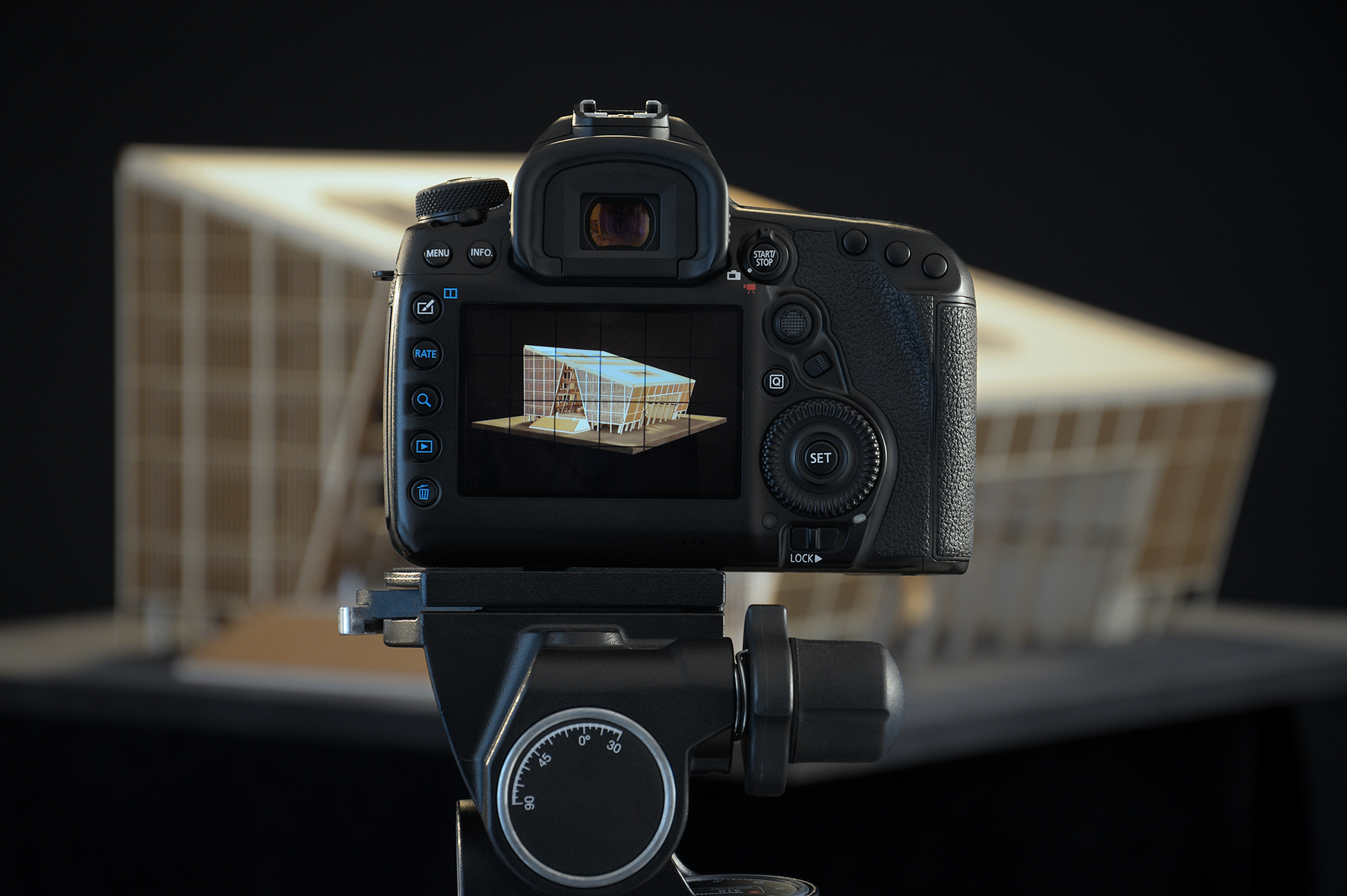 ZFW Digitale Spiegelreflexkamera auf Stativ mit Modell eines Gebäudes im Display.