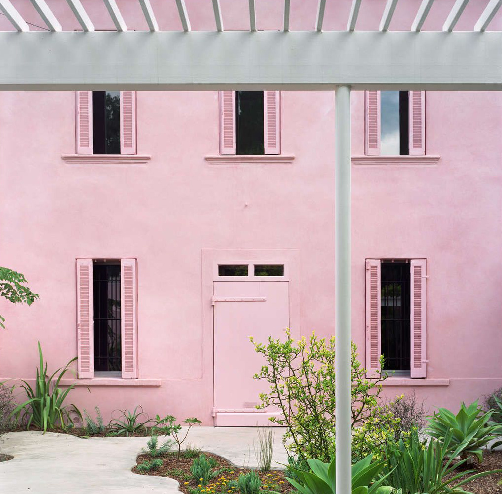 Ein rosafarbenes Haus vom Architekturbüro MBL in Toulouse