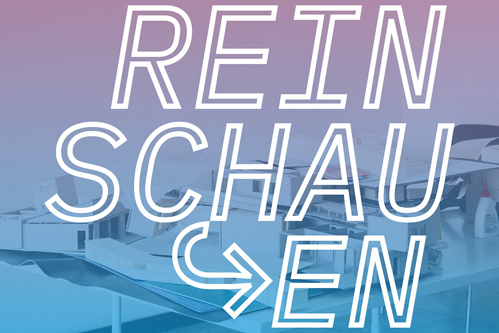 Beschriftung "Reinschauen" über Architekturmodell auf einem Tisch.