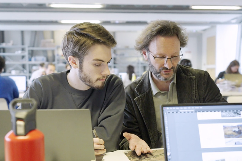 Studierende arbeiten im Studio