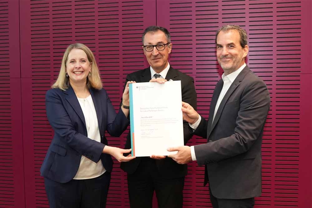 Von links: Bundesministerin Verena Hubertz (Bundesministerium für Wohnen, Stadtentwicklung und Bauwesen), Ministerpräsident Cem Özdemir (Baden-Württemberg), Prof. Achim Menges (Universität Stuttgart). Foto: BMWSB